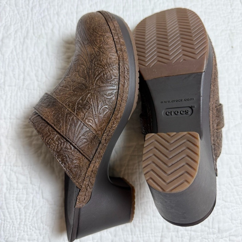 Crocs Sarah Tooled Brown Floral Embossed Clogs Western Granola Memory Foam 6